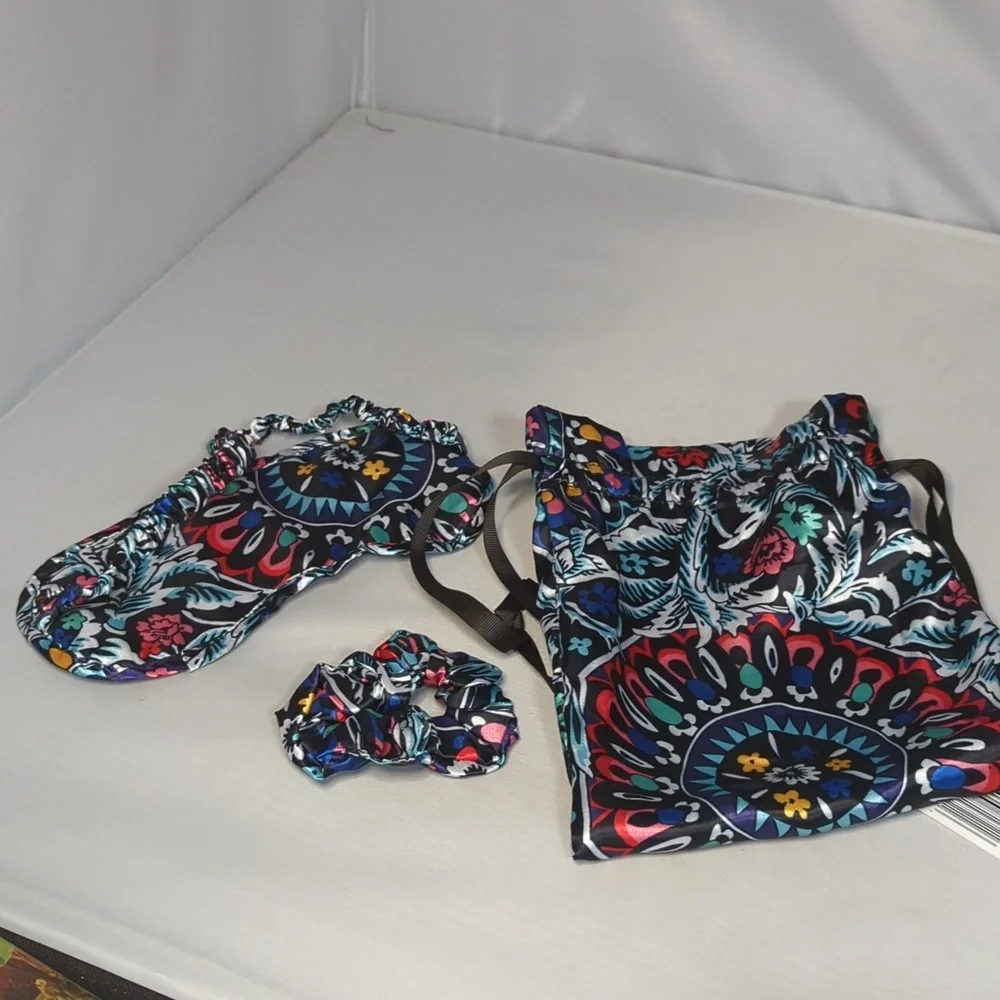 Vera Bradley Travel Sleep Set (Missing Pillowcase) Stained Glass Medalli… - Picture 2 of 7